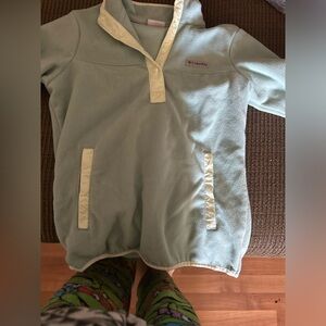 Columbia women’s small pullover. It is in new condition. Hardly ever been worn.